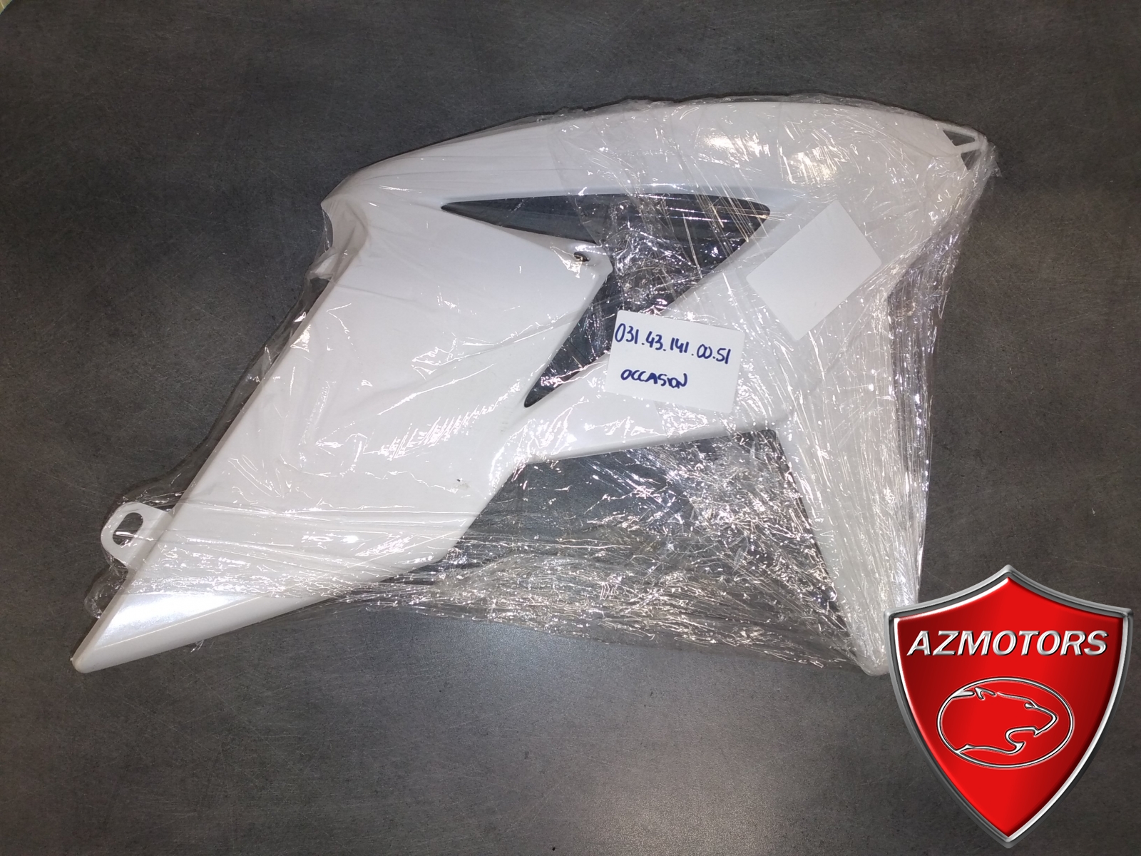 PANNEAU LATERALE DROIT BLANC  PANNEAU LATERALE DROIT BLANC  origine BETA -DISPO