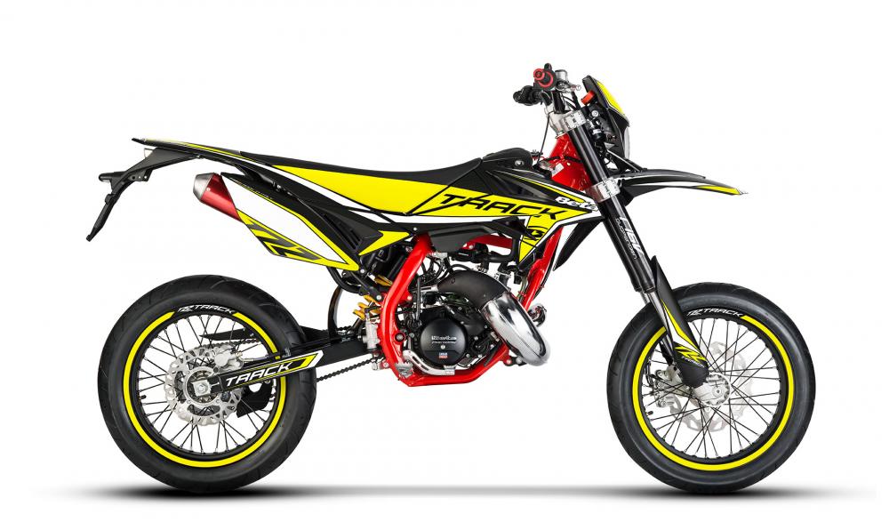 PLASTIQUES - KIT BLACK-FLUO YELLOW RR 2T BETA Set de plastiques noirs et dÃ©calcomanies fluo noir/jaune et selle pour RR50 Track et Track R de MY 2015 Ã  MY2020.
Le kit s