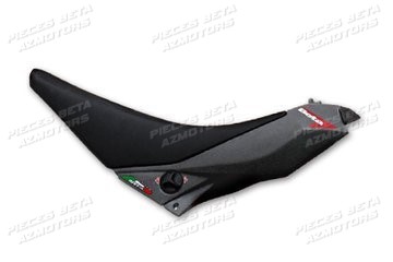 JEU SELLE/RESERVOIR EVO 2T/4T MY 09-15 007450478000 - JEU SELLE/RESERVOIR EVO 2T/4T MY 09-15
Composé par 4 litres de réservoir en plus, en plus des 3 litres de base, pour faire plus de kilomètres en toute tranquillité, une selle en polyuréthane pour explorer confortablement les longs parcours, et un montage simple (15 minutes environ) pour équiper le tout. origine BETA -DISPO